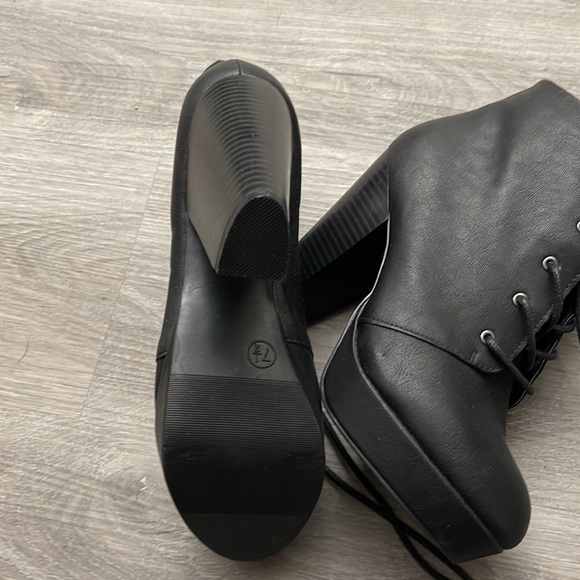 Black ankle boots. Candie’s size 7 1/2. - Picture 5 of 9
